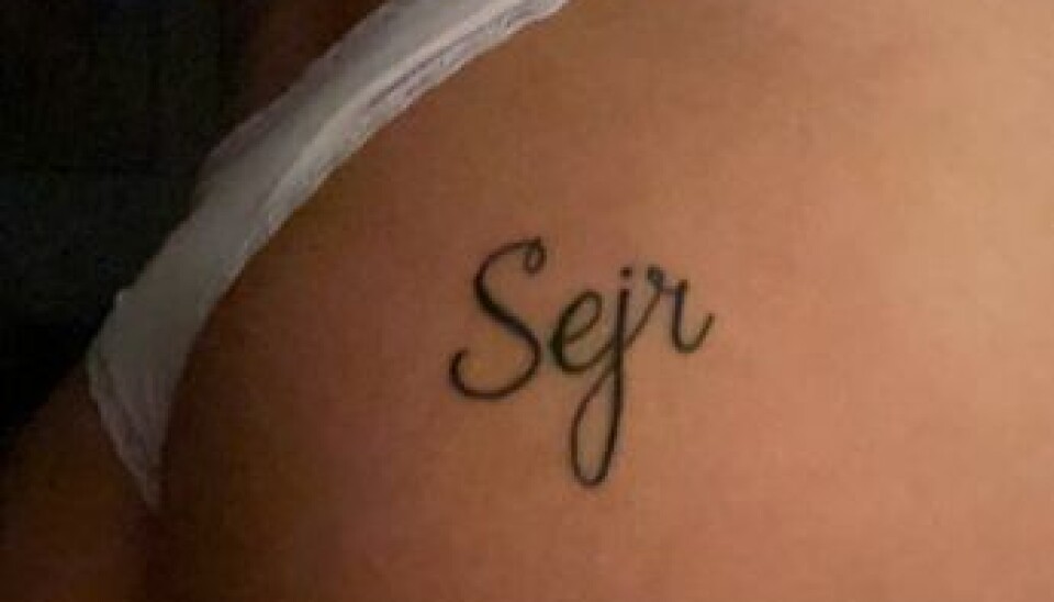Louises numse med Sejr tatoveret. (Foto: Privat) Louises numse med Sejr tatoveret. (Foto: Privat)
