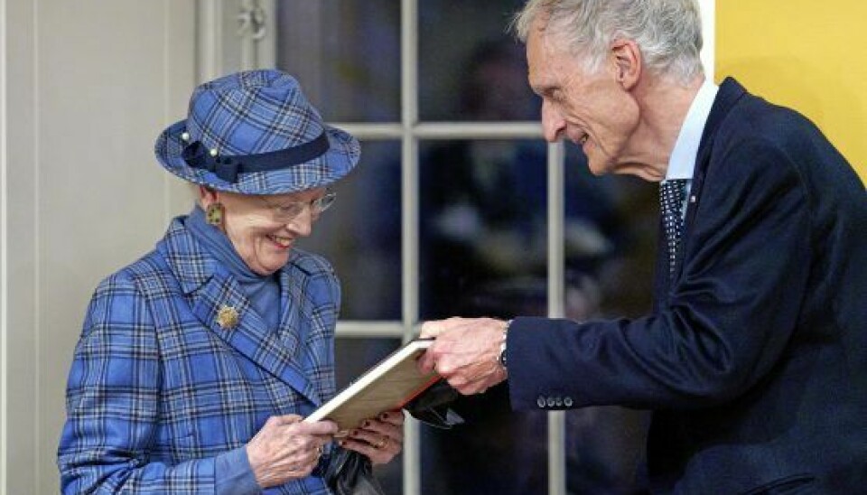 Dronningen fik æresprisen overrakt af 78-årige Bertel Haarder. (Foto: Keld Navntoft / Kongehuset)