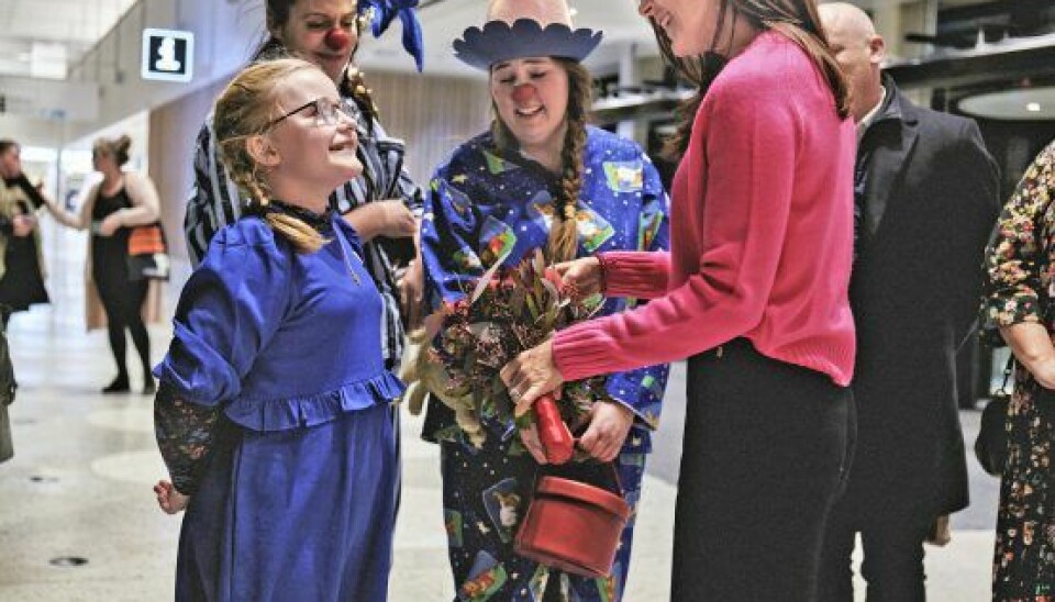 Agnes, 11, modtog Mary med en blomsterbuket med klovnenæser. (Foto: Danske Hospitalsklovne)