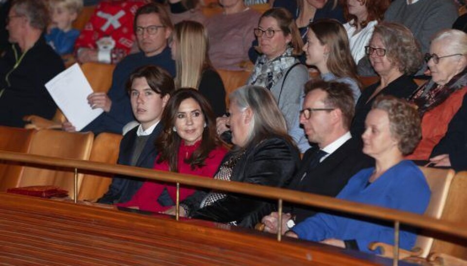 Mor og søn sad tæt sammen i salens mørke og nød de harmoniske stemmer fra børnekoret. Flere gange blev der lagt op til fællessang, hvor Mary sang med på de velkendte julesange. (Foto: Lars E. Andreasen)