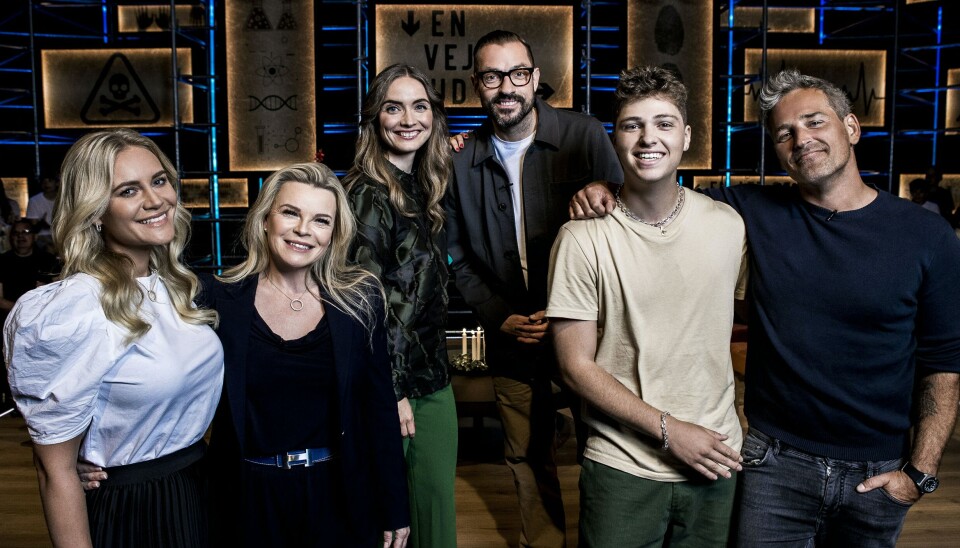 I denne julespecial er der dømt højt humør, når familierne Bjerrehuus og Pitzner skal en tur på pist og til afterski. (Foto: Lasse Lagoni/TV 2) I denne julespecial er der dømt højt humør, når familierne Bjerrehuus og Pitzner skal en tur på pist og til afterski. (Foto: Lasse Lagoni/TV 2)