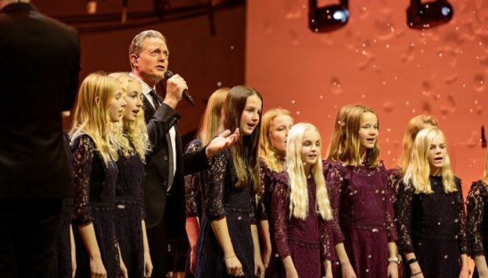 Både Peter og Natasja får lov til at synge en julesang på scenen. (Foto: Martin Dam Kristensen)