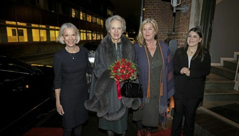 Prinsesse Benedikte blev budt velkommen af fra venstre Hellebros bestyrelsesformand Gunhild Lange Skovgaard, direktør og stifter Eva Riedel samt Rukyyi, som bor på herberget og overrakte blomster til prinsessen. (Foto: Anthon Unger)