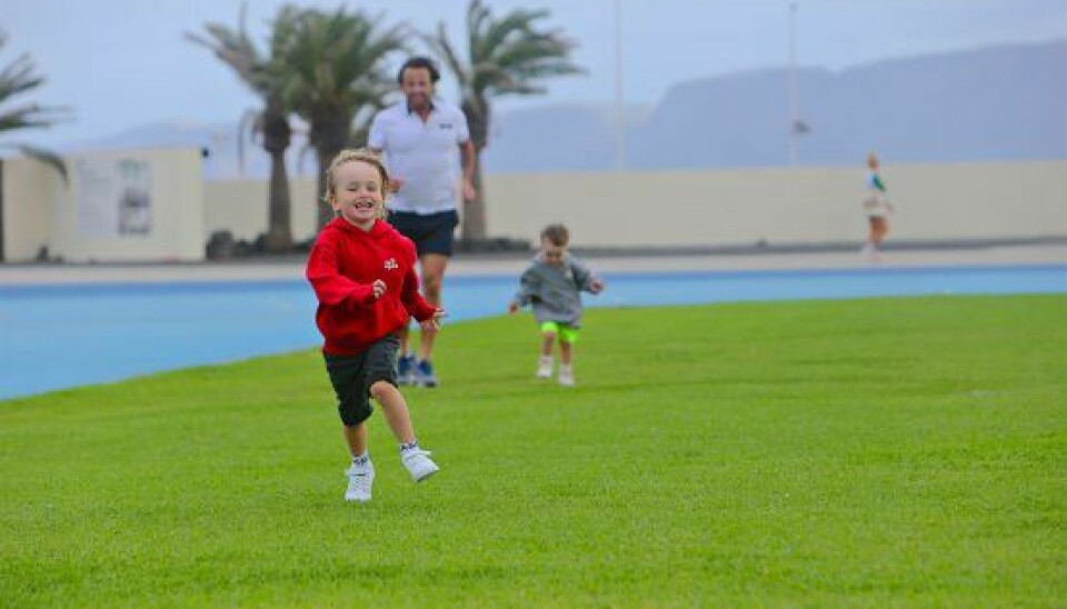 Der er fart på Lucas, der sammen med Noah nyder at løbe om kap med far. (Foto: Bob Foy)