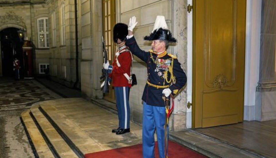 På trappen vendte Joachim sig og vinkede til alle de mange, der begejstret klappede. (Foto: Martin Sylvest/Ritzau Scanpix 2022)