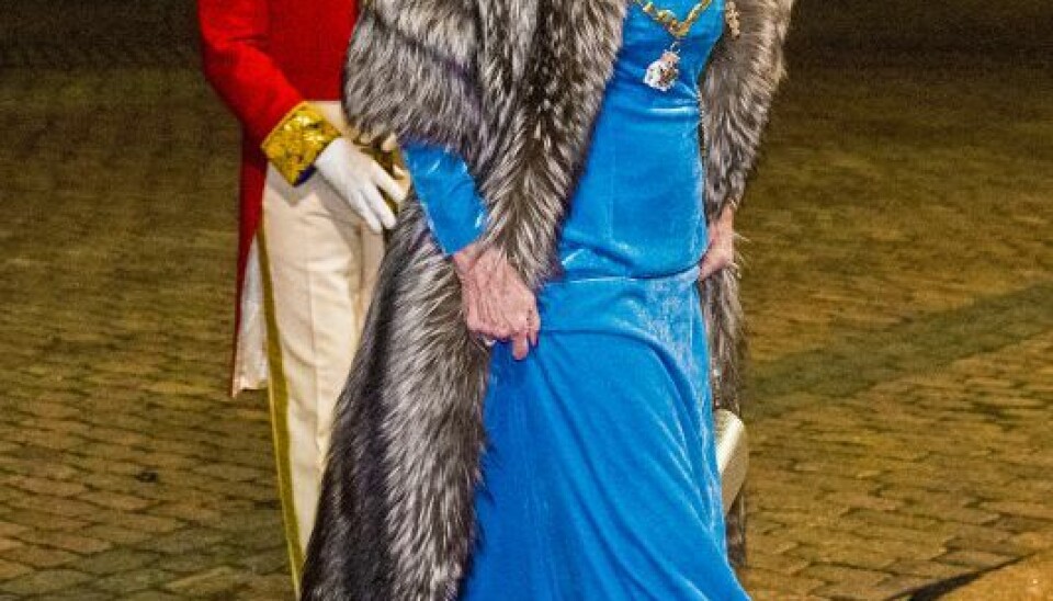Dronningen var i sin turkisblå kjole i silke–velour, der er syet af Birgitte Thaulow.(Foto: Ritzau Scanpix) Dronningen var i sin turkisblå kjole i silke–velour, der er syet af Birgitte Thaulow.(Foto: Ritzau Scanpix)