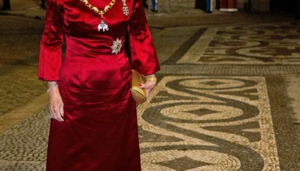 Prinsesse Benedikte, 78, var i en bourgognerød kjole i silkeduchesse fra Wichmann Couture. (Foto: Ritzau Scanpix)