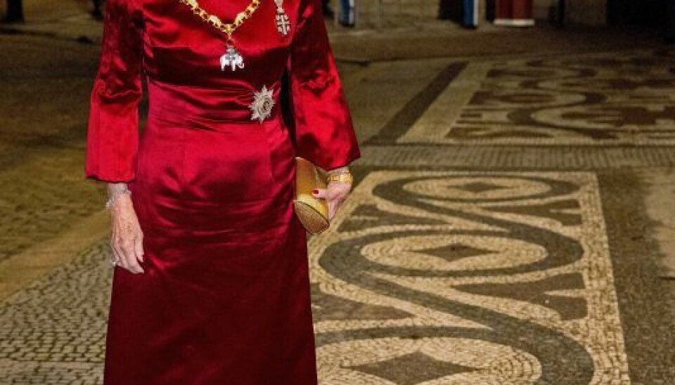 Prinsesse Benedikte, 78, var i en bourgognerød kjole i silkeduchesse fra Wichmann Couture. (Foto: Ritzau Scanpix) Prinsesse Benedikte, 78, var i en bourgognerød kjole i silkeduchesse fra Wichmann Couture. (Foto: Ritzau Scanpix)