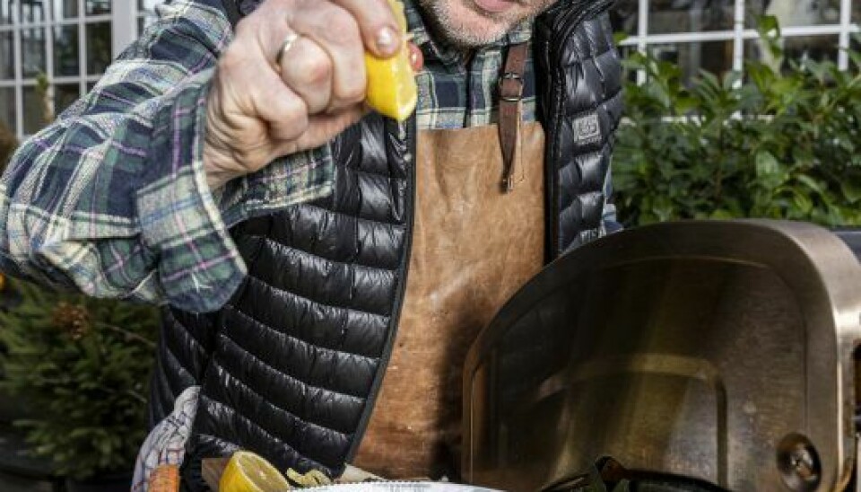 – Smid citronen på grillen, så bliver smagen helt fantastisk. Og sammen med olien løfter det både fisk og kål. (Foto: Klaus Bo Christensen)
