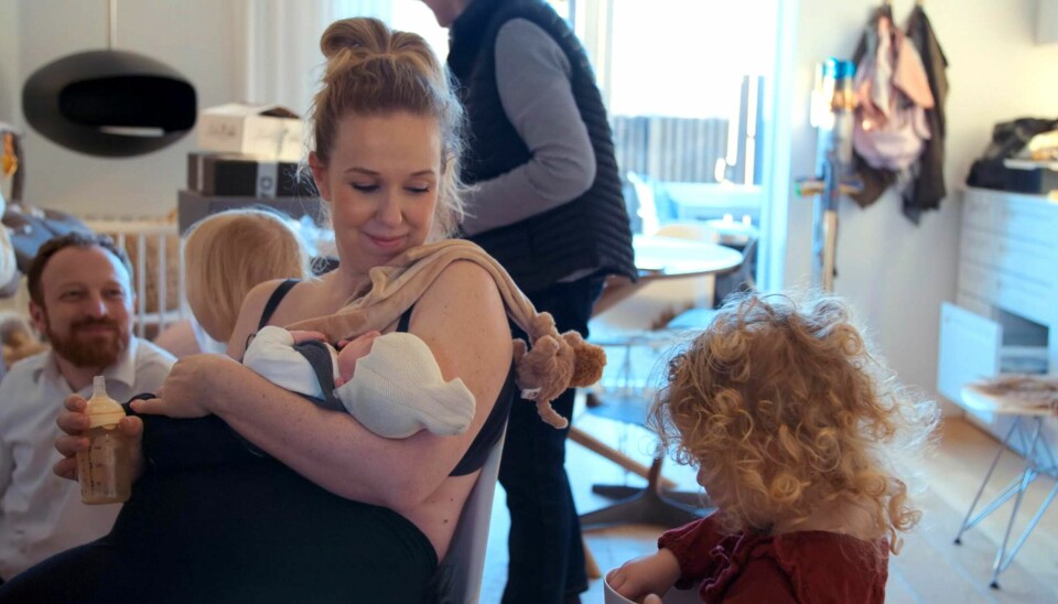 Michella, Mark og trillingerne er kommet hjem til tvillingerne. (Foto:
Trine Berg/DR) Michella, Mark og trillingerne er kommet hjem til tvillingerne. (Foto:
Trine Berg/DR)