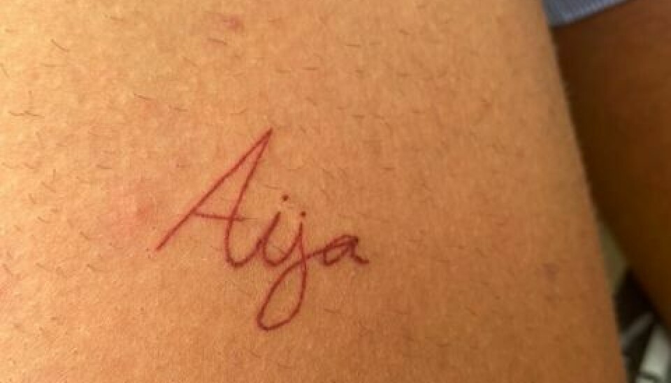 'Aija' tatoveret på Mathias Bojes ben (Foto: Privat)
