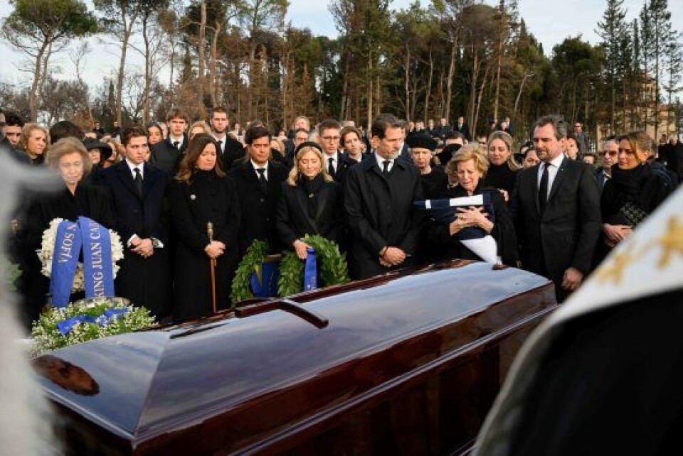 Dronning Anne-Marie omgivet af sine børn ved Konstantins kiste ved graven i Tatoi. (Foto: Nikolas Kominis/Reuters/Ritzau Scanpix) Dronning Anne-Marie omgivet af sine børn ved Konstantins kiste ved graven i Tatoi. (Foto: Nikolas Kominis/Reuters/Ritzau Scanpix)
