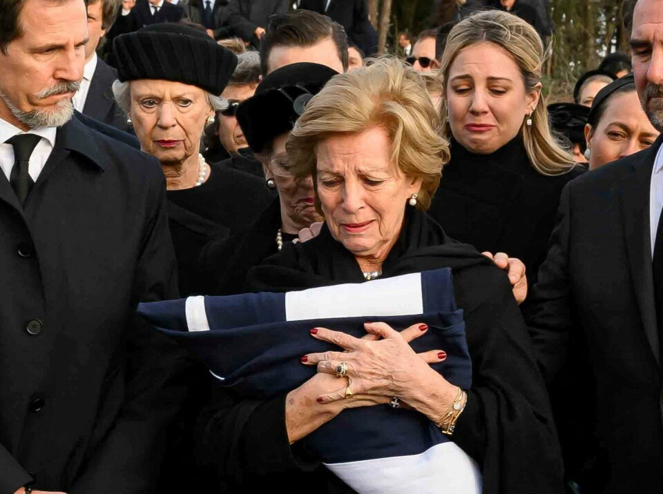 Dronning Anne-Marie omgivet af sine børn ved Konstantins kiste ved graven i Tatoi. (Foto: Nikolas Kominis/Reuters/Ritzau Scanpix) Dronning Anne-Marie omgivet af sine børn ved Konstantins kiste ved graven i Tatoi. (Foto: Nikolas Kominis/Reuters/Ritzau Scanpix)