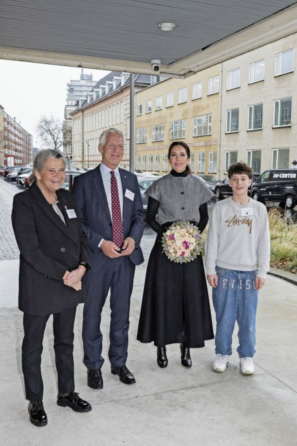 Kronprinsesen blev godt taget imod af formand for Kræftens Bekæmpelse Helen Brent Andersen og administrende direktør Jesper Fisker, mens skoleeleven Folke stod for at overrække blomsterne. (Foto: Henrik R. Petersen) Kronprinsesen blev godt taget imod af formand for Kræftens Bekæmpelse Helen Brent Andersen og administrende direktør Jesper Fisker, mens skoleeleven Folke stod for at overrække blomsterne. (Foto: Henrik R. Petersen)