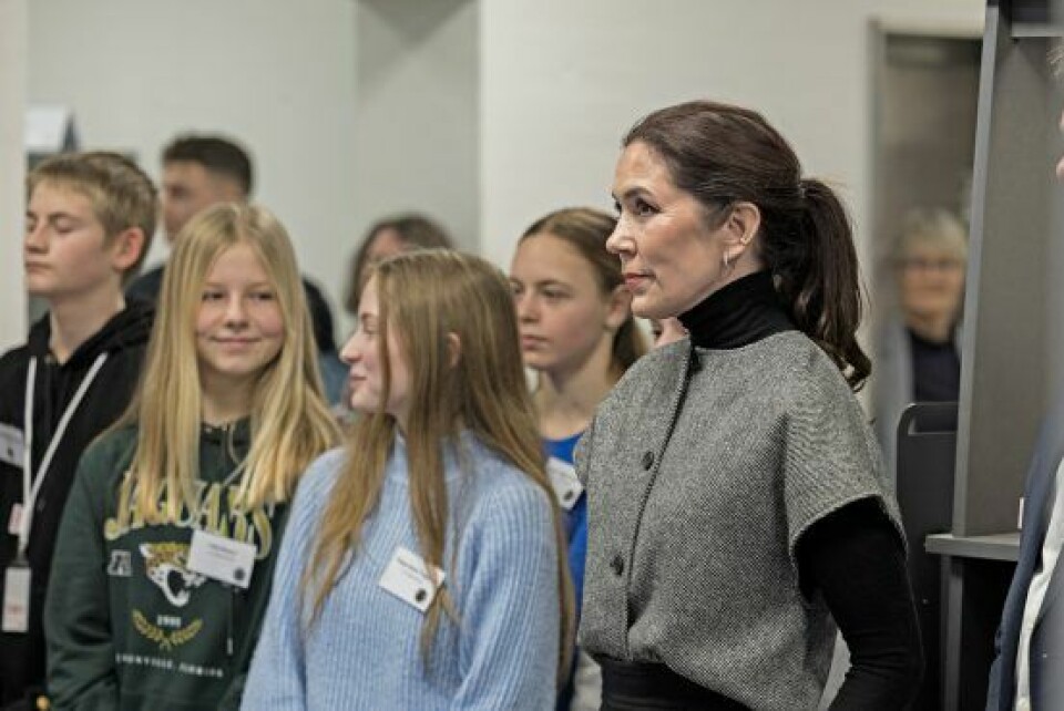 Kronprinsesse Mary blev taget godt hånd om af den 8. klasse, der var til stede for sammen med hende at prøve de forskellige aktiviteter i besøgscenteret, der ligger på Østerbro. (Foto: Henrik R. Petersen)