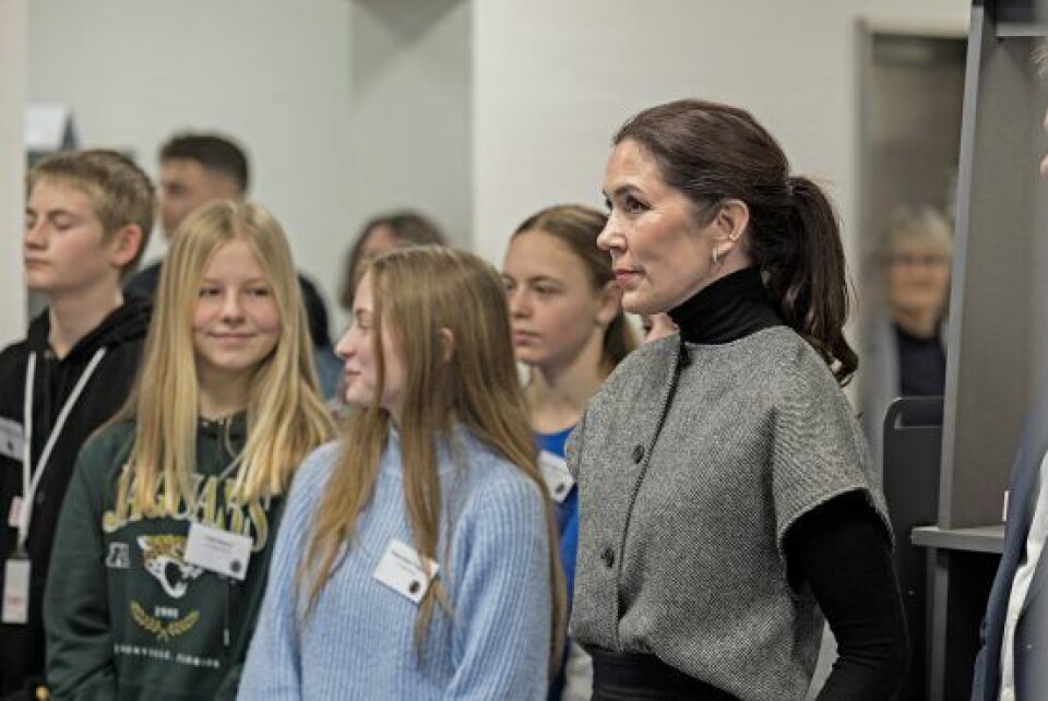 Kronprinsesse Mary blev taget godt hånd om af den 8. klasse, der var til stede for sammen med hende at prøve de forskellige aktiviteter i besøgscenteret, der ligger på Østerbro. (Foto: Henrik R. Petersen) Kronprinsesse Mary blev taget godt hånd om af den 8. klasse, der var til stede for sammen med hende at prøve de forskellige aktiviteter i besøgscenteret, der ligger på Østerbro. (Foto: Henrik R. Petersen)