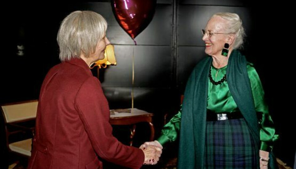 Efter forestillingen hilste dronningen på Kirsten Olesen og ønskede tillykke med jubilæet. (Foto: Keld Navntoft)