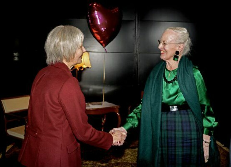 Efter forestillingen hilste dronningen på Kirsten Olesen og ønskede tillykke med jubilæet. (Foto: Keld Navntoft)