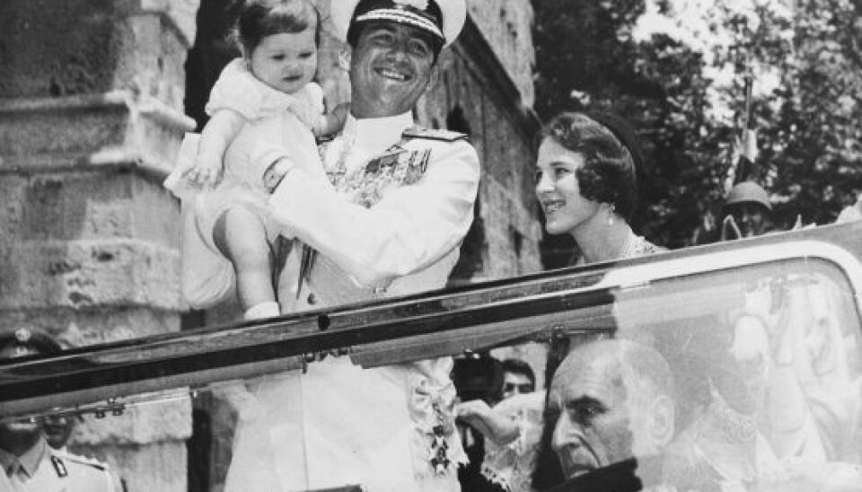 En stolt kong Konstantin viser datteren prinsesse Alexiafrem i Grækenland i 1966. (Foto: Getty Images)
