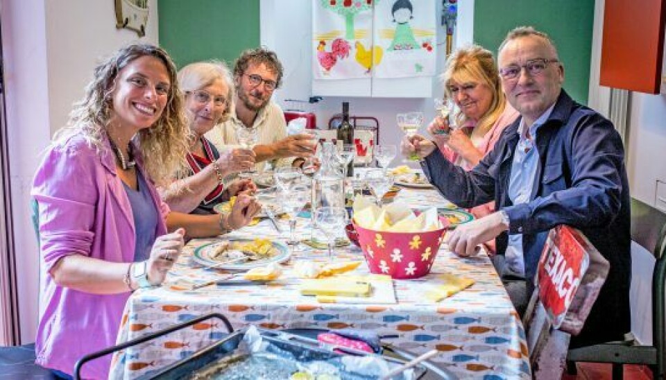 I Napoli bliver makkerparret inviteret på en traditionel, italiensk familiefrokost. (Foto: Jeppe Melchiorsen/Nordisk Film/TV 2)