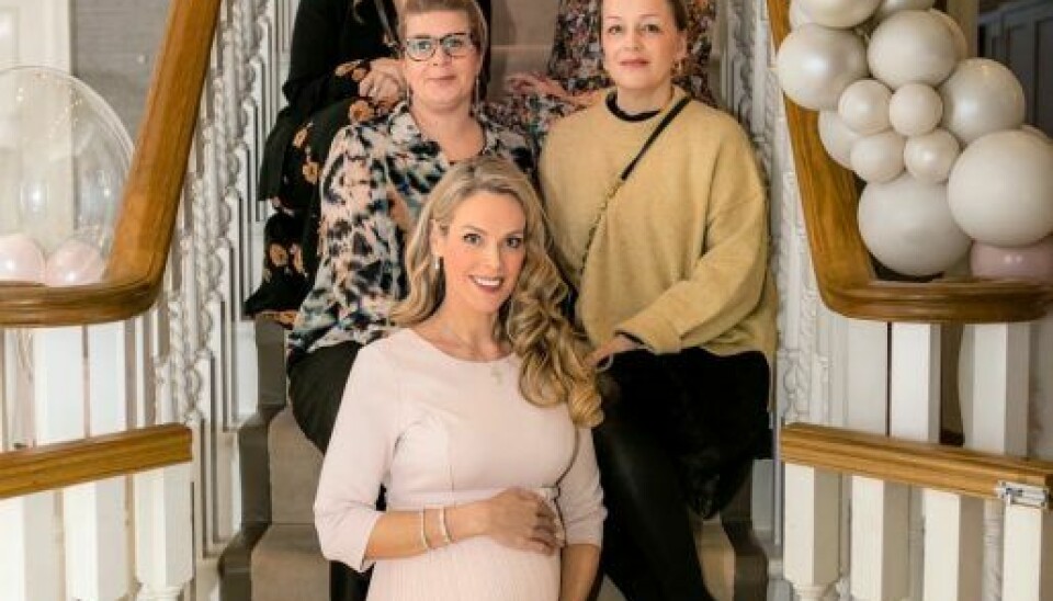 Heidis danske veninder Nanna, Anja, Christina og Susan var selvskrevne gæster til det store baby shower i England. (Foto: Privat)