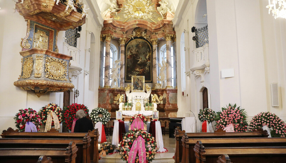Kirken var fyldt med kranse, der havde rosa roser,
som var Christas yndlingsblomst. Foran kisten var
der en krans fra de syv børnebørn, mens døtrenes lå
på kisten. (Foto: Dieter Nagl)
