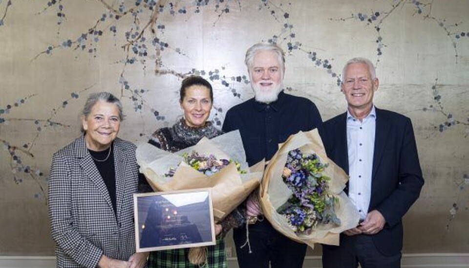 Andrea og Esben med Kræftens Bekæmpelses formand, Helen Bernt Andersen, og direktør, Jesper Fisker. (Foto: Jonas Olufsen)