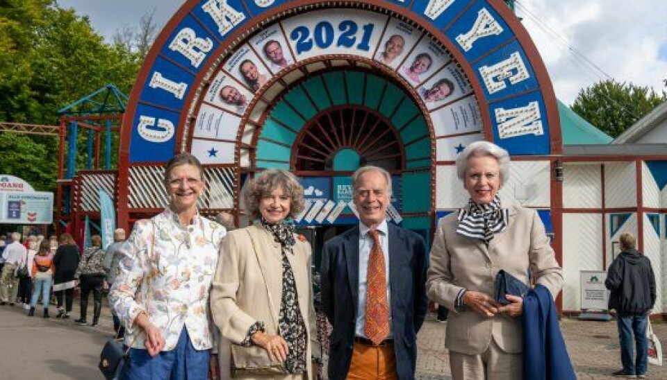 Prinsesse Benedikte, 78, gæstede i 2021 Cirkusrevyen sammen med venneparret Joen Bille, 78, og Bente Scavenius, 78, samt hofdamen, Anne Dorthe Iuel, 72. (Foto: Henrik Petit) Prinsesse Benedikte, 78, gæstede i 2021 Cirkusrevyen sammen med venneparret Joen Bille, 78, og Bente Scavenius, 78, samt hofdamen, Anne Dorthe Iuel, 72. (Foto: Henrik Petit)