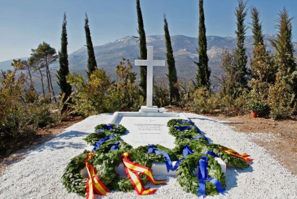 Kong Konstantins grav ved slottet Tatoi udenfor Athen. På stenen er hans titel Prins af Danmark skrevet på dansk. (Foto: Chris Christophersen/Royal Press Photo) Kong Konstantins grav ved slottet Tatoi udenfor Athen. På stenen er hans titel Prins af Danmark skrevet på dansk. (Foto: Chris Christophersen/Royal Press Photo)