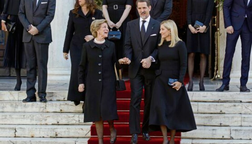 Efter mindehøjtideligheden fulgte kronprins Pavlos, 55, sin mor ned ad trappen. I den anden hånd holdt han sin hustru, kronprinsesse Marie-Chantal, 54. (Foto: Chris Christophersen/Royal Press Photo)