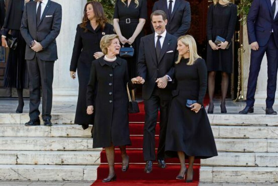 Efter mindehøjtideligheden fulgte kronprins Pavlos, 55, sin mor ned ad trappen. I den anden hånd holdt han sin hustru, kronprinsesse Marie-Chantal, 54. (Foto: Chris Christophersen/Royal Press Photo)