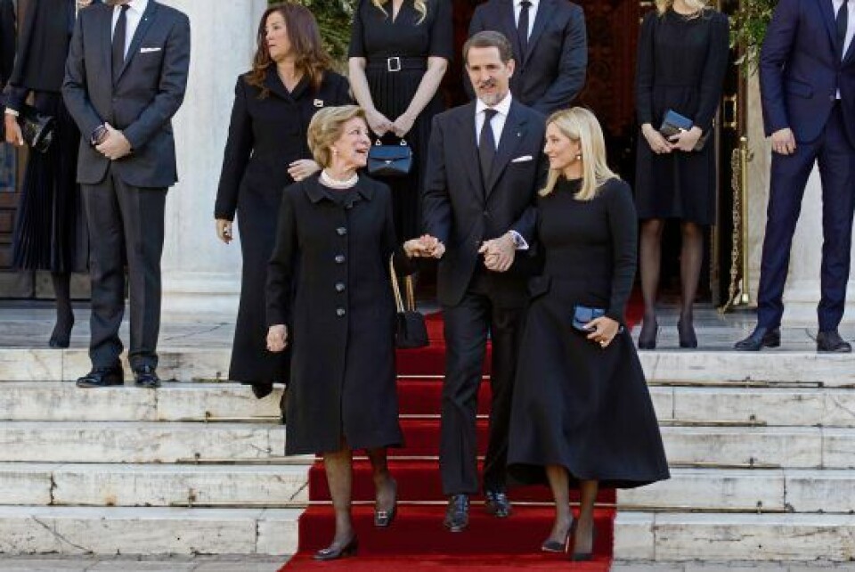 Efter mindehøjtideligheden fulgte kronprins Pavlos, 55, sin mor ned ad trappen. I den anden hånd holdt han sin hustru, kronprinsesse Marie-Chantal, 54. (Foto: Chris Christophersen/Royal Press Photo) Efter mindehøjtideligheden fulgte kronprins Pavlos, 55, sin mor ned ad trappen. I den anden hånd holdt han sin hustru, kronprinsesse Marie-Chantal, 54. (Foto: Chris Christophersen/Royal Press Photo)