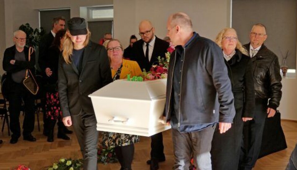 Kirsten blev båret ud til Leos yndlingssang, Volbeats 'For evigt'. Bagerst gik Sussis lillebror Ole med sin søn, Jonas, i midten Leos niecer Berit og Bente, og forrest Berits søn, Lukas, med Sussis trommeslager, Thomas. (Foto: Privat) Kirsten blev båret ud til Leos yndlingssang, Volbeats 'For evigt'. Bagerst gik Sussis lillebror Ole med sin søn, Jonas, i midten Leos niecer Berit og Bente, og forrest Berits søn, Lukas, med Sussis trommeslager, Thomas. (Foto: Privat)