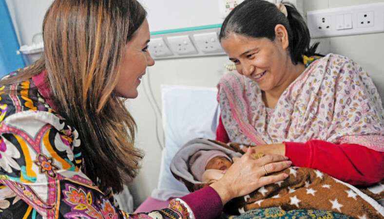 Som protektor for
Maternity Foundation
besøgte kronprinsessen
hospitalet All Indian
Institute of Medical Sciences i New Delhi. Her fik hun et indtryk af arbejdet med graviditeter og mødresundhed.
