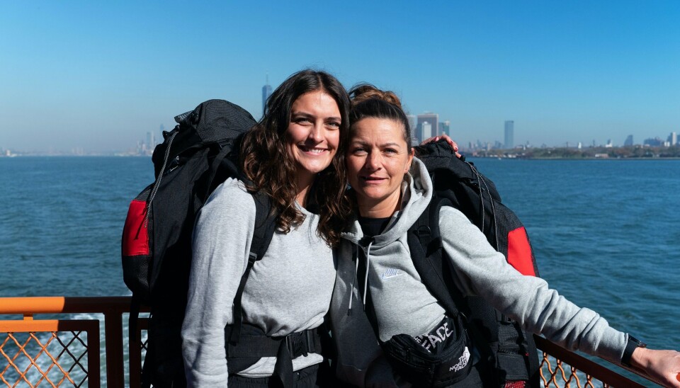 Laura har valgt at tage sin mor, Bettina, med på eventyr i 'Først til verden ende'. Laura har valgt at tage sin mor, Bettina, med på eventyr i 'Først til verden ende'.