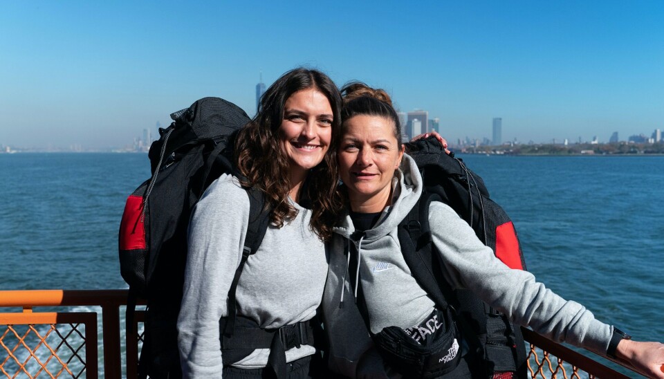 Laura har valgt at tage sin mor, Bettina, med på eventyr i 'Først til verden ende'.