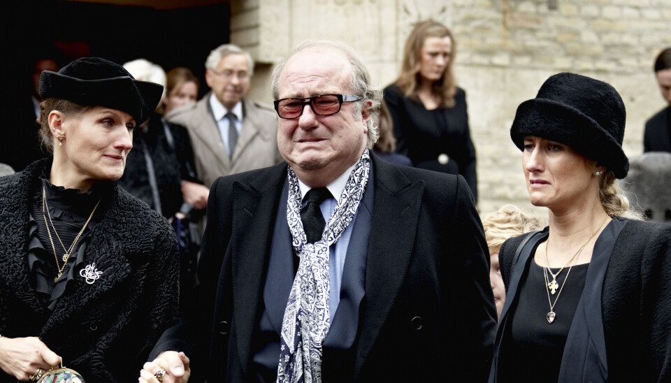 Erik Brandt var
knust, da han
sammen med
døtrene Emilie og
Julie tog afsked
med sin elskede
Margit i Hellerup
kirke i 2011. Erik Brandt var
knust, da han
sammen med
døtrene Emilie og
Julie tog afsked
med sin elskede
Margit i Hellerup
kirke i 2011.