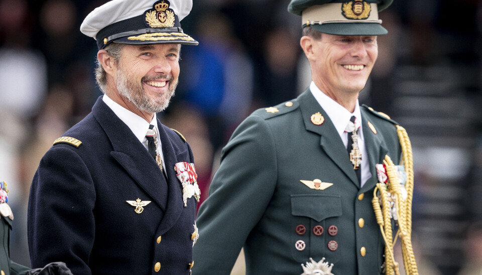 Kronprins Frederik gør en flot figur i sin admiraluniform.
Her ses han med prins Joachim, der som forsvarsattaché har rang af
brigadegeneral. Kronprins Frederik gør en flot figur i sin admiraluniform.
Her ses han med prins Joachim, der som forsvarsattaché har rang af
brigadegeneral.