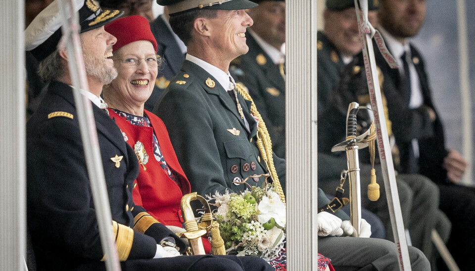 Dronning
Margrethes
smil afslørede, at hun var
ved at revne
af stolthed
over Frederik
ved flådeparaden i Korsør i august.