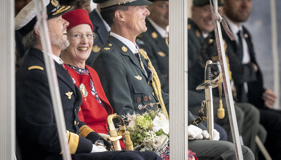Dronning
Margrethes
smil afslørede, at hun var
ved at revne
af stolthed
over Frederik
ved flådeparaden i Korsør i august. Dronning
Margrethes
smil afslørede, at hun var
ved at revne
af stolthed
over Frederik
ved flådeparaden i Korsør i august.